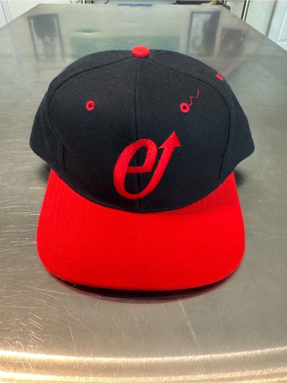 ‘e’ snapback red/black hat